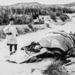 Manuela Sabiote, junto a los restos del fuselaje de un avión caído en Palomares.