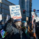 Una mujer protesta contra el ICE en Minneapolis.