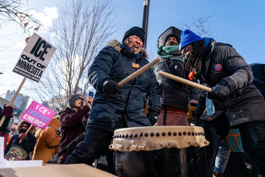 Manifestantes protestan contra el despliegue del ICE en Minnesota.