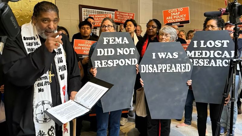 El obispo Barber elogia a decenas de miles de estadounidenses que morirán a causa de los recortes republicanos a la atención médica.