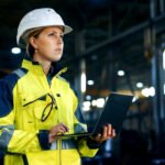 Mujer trabajadora en la industria.