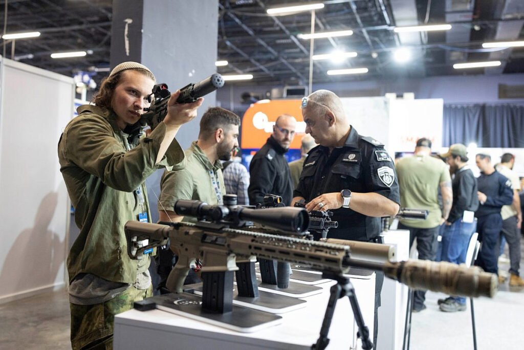 Asistentes a la Expo de Tecnología de Defensa en Tel Aviv, 17 de febrero de 2026.