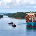 Buque en el Canal de Panamá.