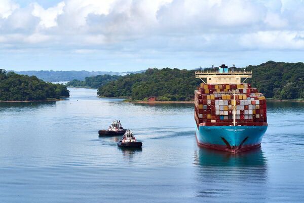 Buque en el Canal de Panamá.