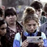 Fotograma de la serie Red Rose (2022).