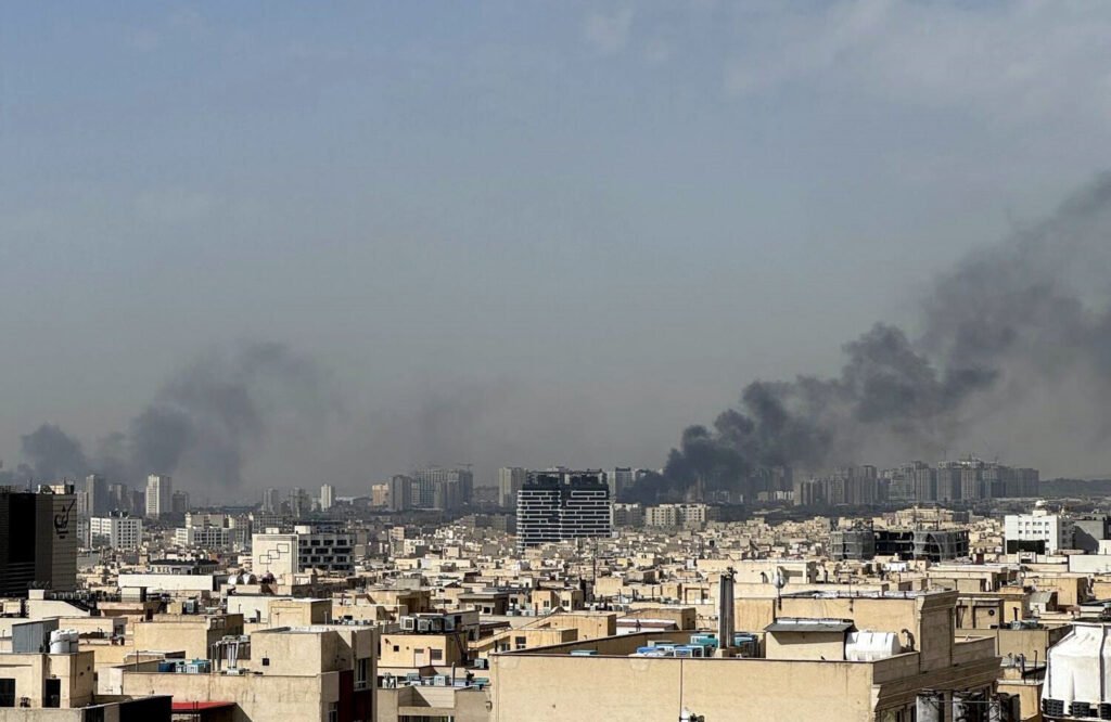 Humo sobre Teherán tras el ataque conjunto de Estados Unidos e Israel el 28 de febrero de 2026.