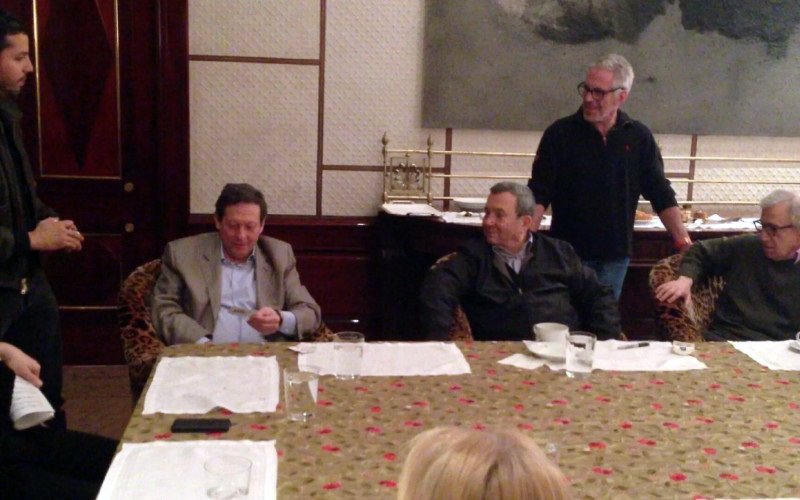 Jeffrey Epstein junto al exprimer ministro israelí Ehud Barak y el director de cine Woody Allen.