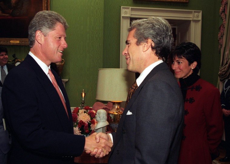 Jeffrey Epstein y Ghislaine Maxwell saludan a Bill Clinton en la Casa Blanca en septiembre de 1993.