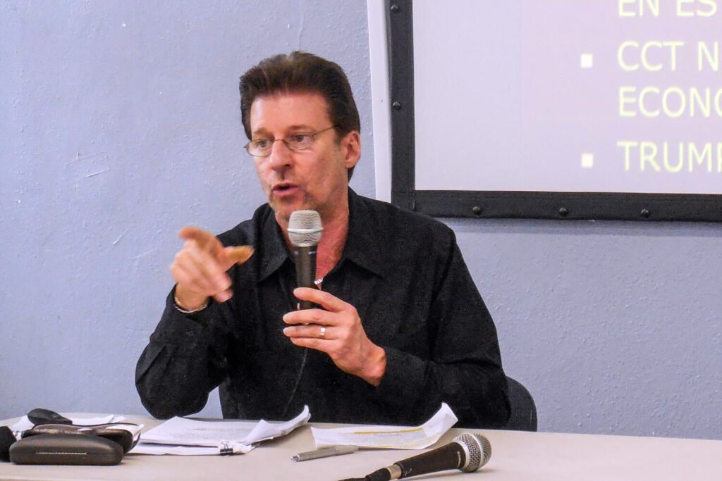 William I Robinson, durante el Foro Binacional de Educacion Política y Sindical en el Centro Laboral de UCLA, Los Angeles, en 2017.
