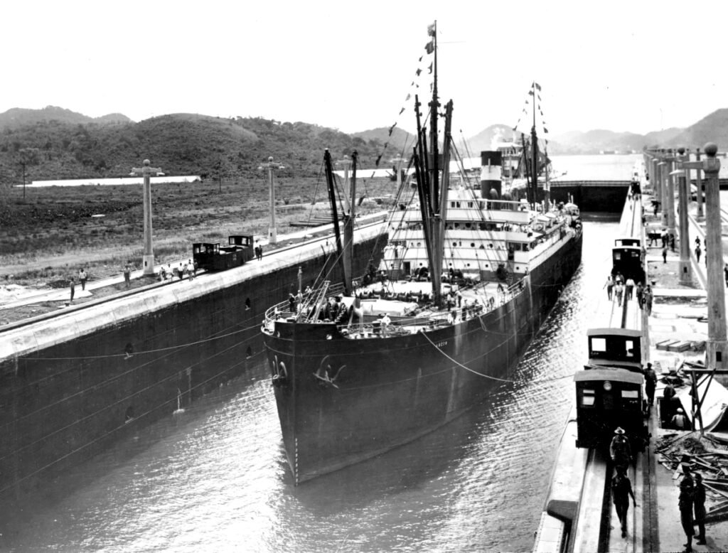 14.000 buques diarios atraviesan el Canal de Panamá.