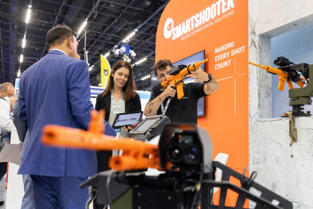 Asistentes al stand de Smart Shooter en la Defense Tech Expo, en Tel Aviv, el 17 de febrero de 2026.
