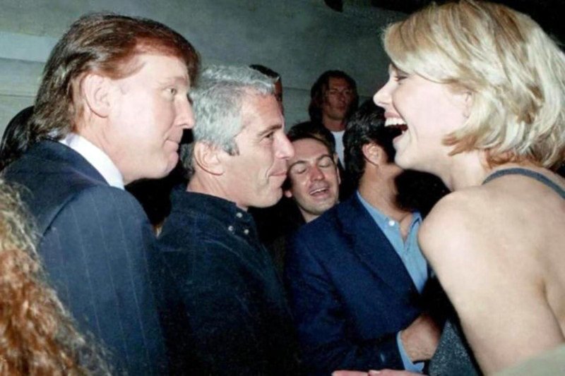Donald Trump junto a Jeffrey Epstein en una de las imágenes publicadas por el Partido Demócrata.