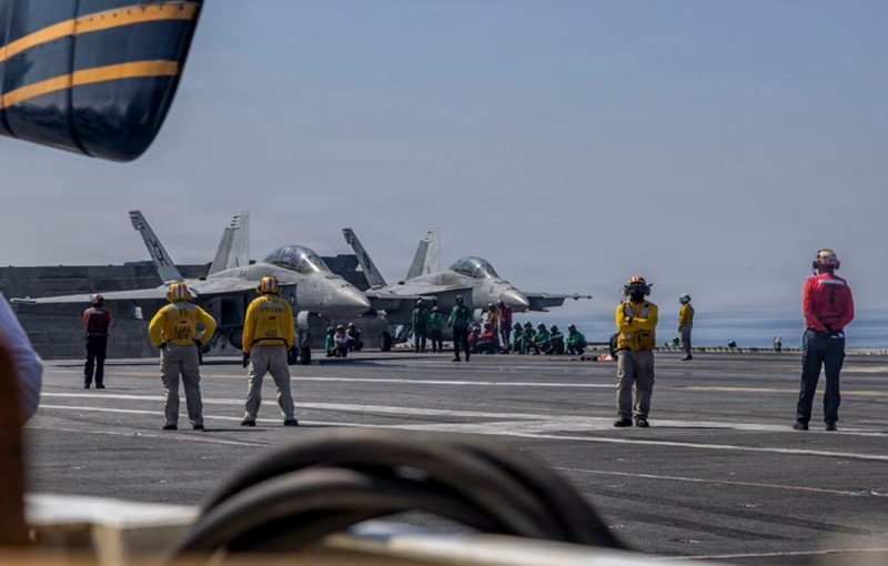 Dos cazas se preparan para despegar desde un portaaviones estadounidense en el Mar Arábigo, el pasado 15 de febrero de 2026.