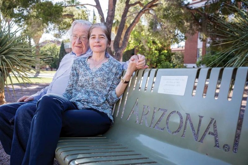 Noam y Valéria Chomsky en la Universidad de Arizona en 2018.