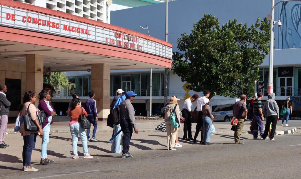 Personas esperando un transporte.