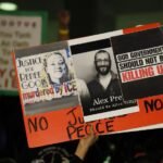 Una pancarta muestra el rostro de Alex Pretti junto al de Renee Good, la primera víctima del ICE en Estados Unidos.