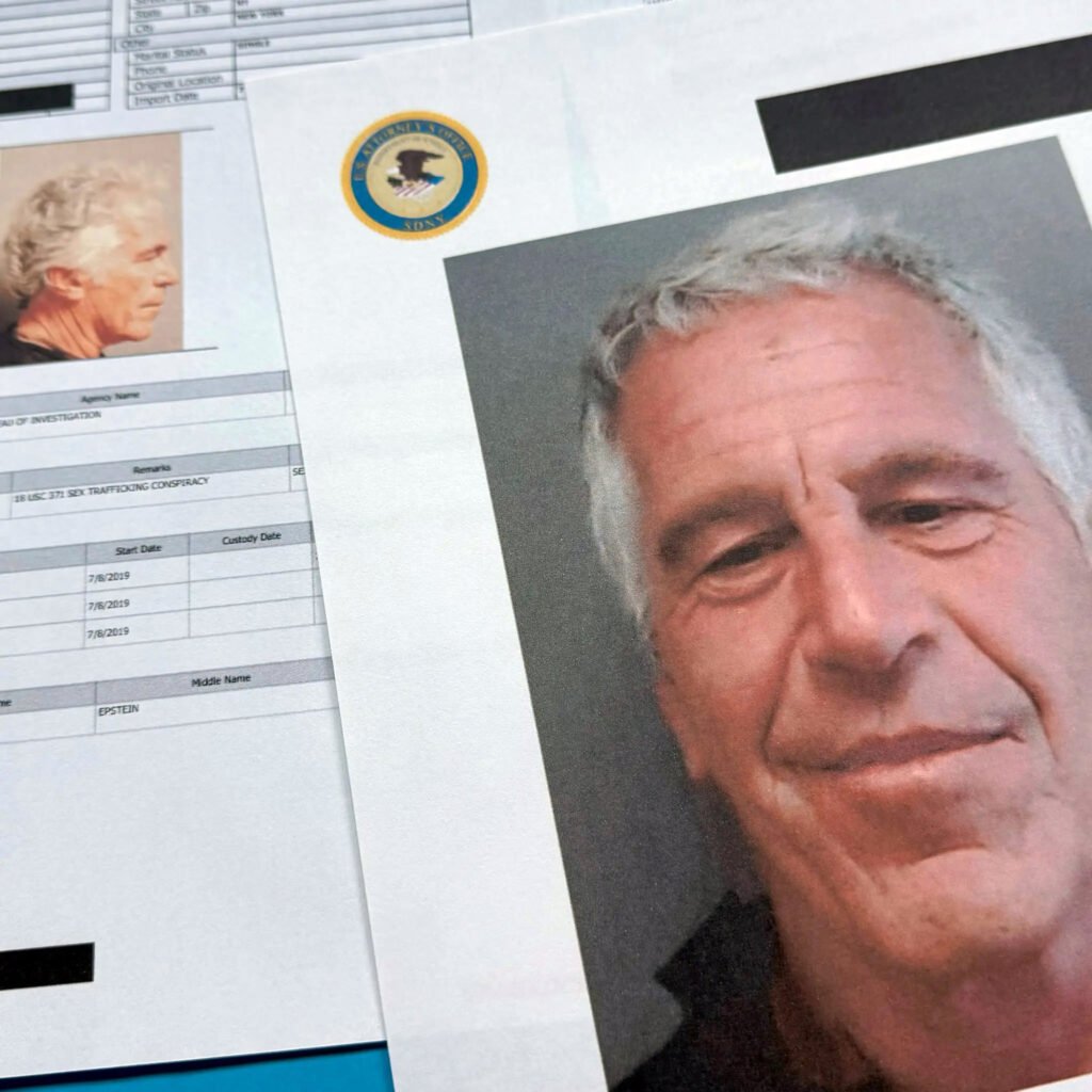 Ficha policial de Jeffrey Epstein.
