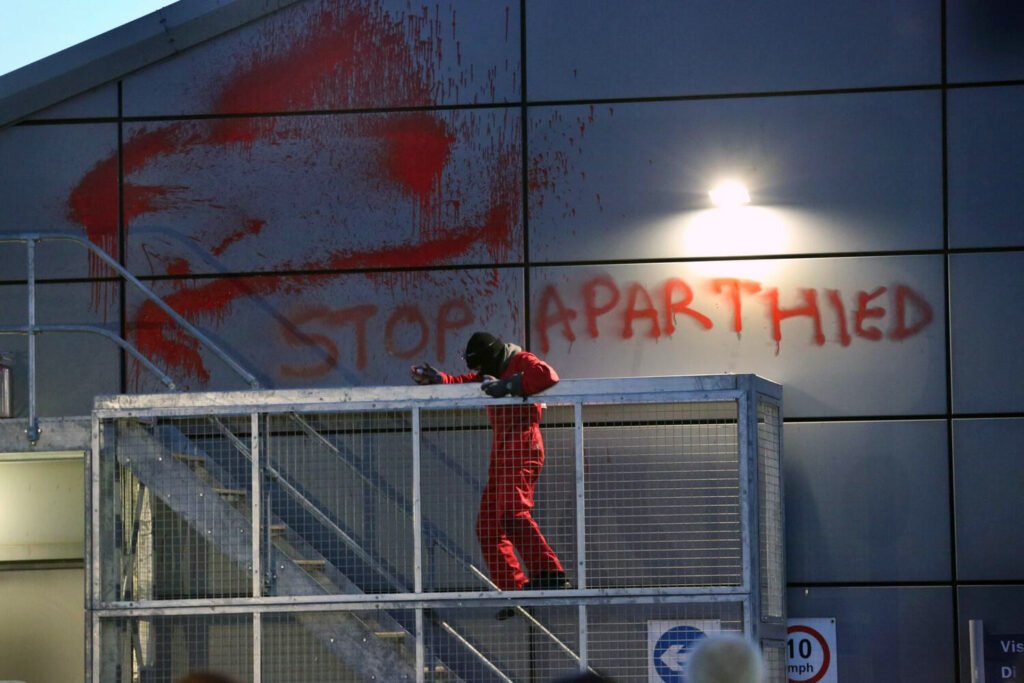Activistas de Palestine Action en la azotea de la empresa de armas Leonardo en Edimburgo, en protesta por el suministro de armas a Israel.