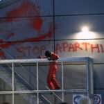 Activistas de Palestine Action en la azotea de la empresa de armas Leonardo en Edimburgo, en protesta por el suministro de armas a Israel.