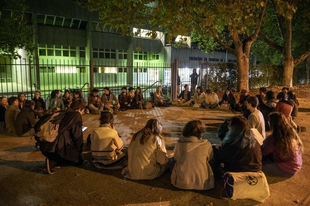 Asamblea del movimiento End Fossil, occupy! en la Universidad Complutense de Madrid en 2022.