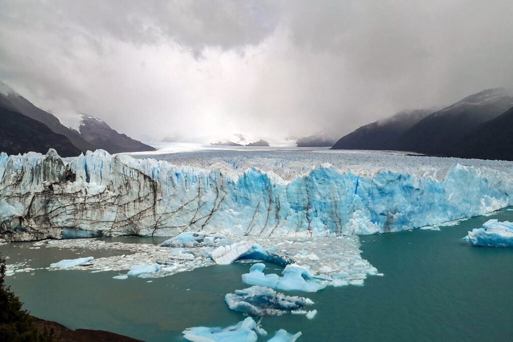 El glaciar Perito Moreno, hasta hace poco uno de los pocos estables del planeta, ha comenzado una fase de retroceso acelerado, según descubrió un equipo científico en agosto.