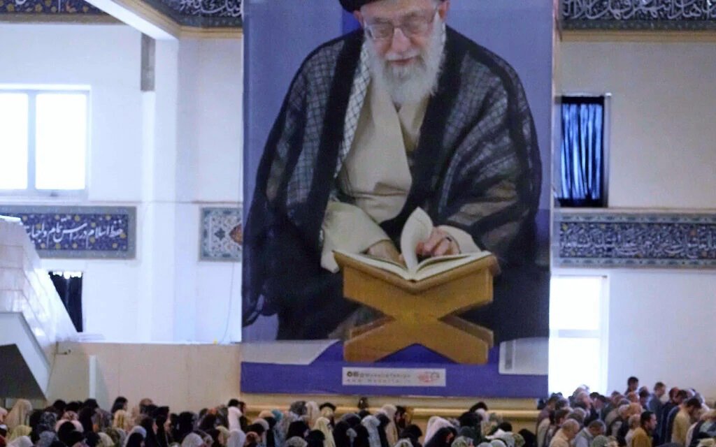 Los fieles realizan las oraciones del viernes bajo un retrato del Líder Supremo, el ayatolá Alí Jamenei, en la Gran Mezquita Imán Jomeini en Teherán, Irán,.
