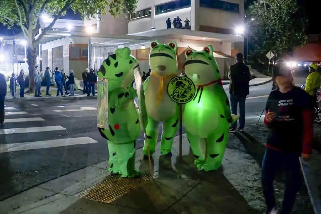Manifestantes antiTrump en Portland disfrazados de ranas.