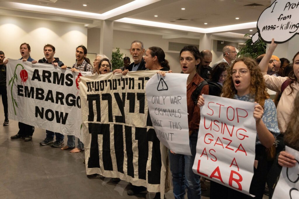 Manifestantes en la Expo de Tecnología de Defensa de Tel Aviv, 17 de febrero de 2026.