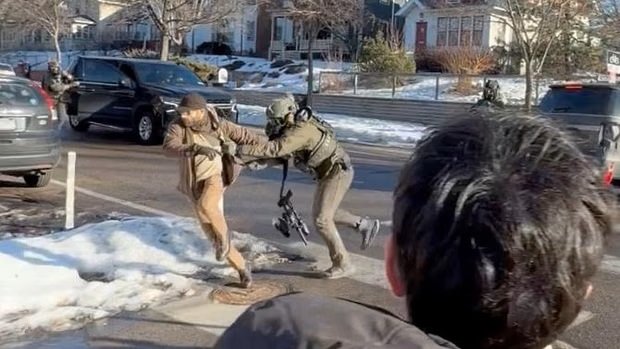 Oficiales federales se enfrentan con Alex Pretti 11 días antes de su asesinato.