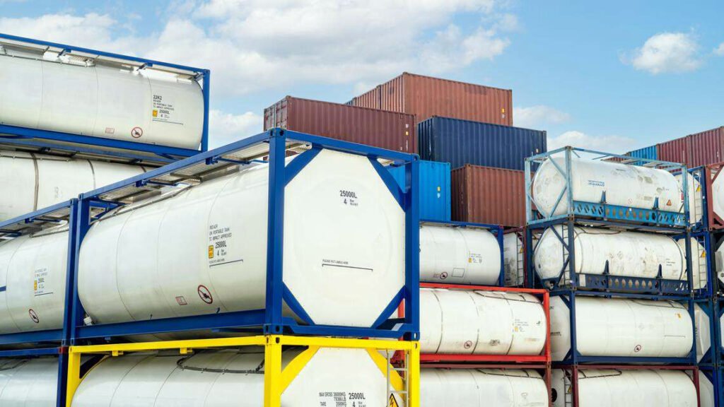 Tanques ISO utilizados para transportar líquidos y gases.