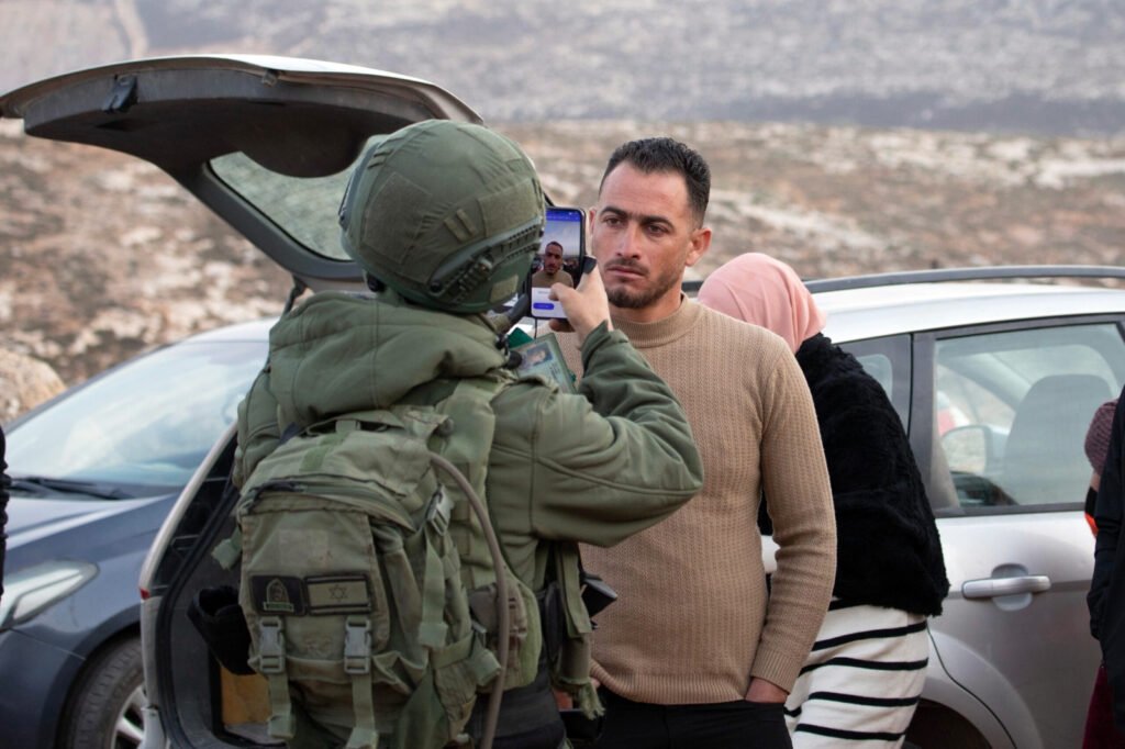 Un soldado israelí fotografía al activista palestino Rabia Abu Naim en Al-Mughayyir, Cisjordania ocupada.