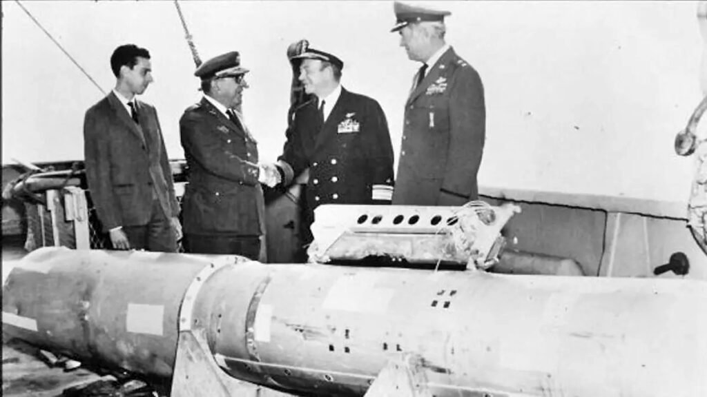 La bomba nuclear B28FI, recuperada a 870 metros de profundidad, en la cubierta del USS Petrel.