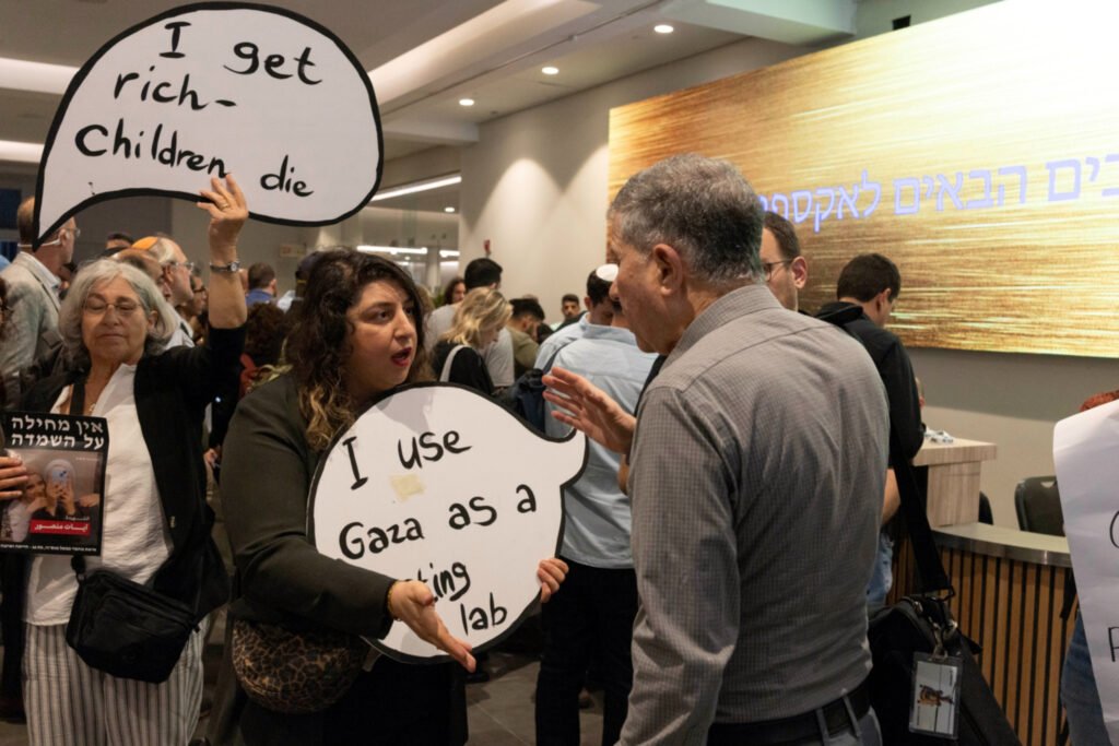 Manifestantes en la Expo de Tecnología de Defensa de Tel Aviv, 17 de febrero de 2026.