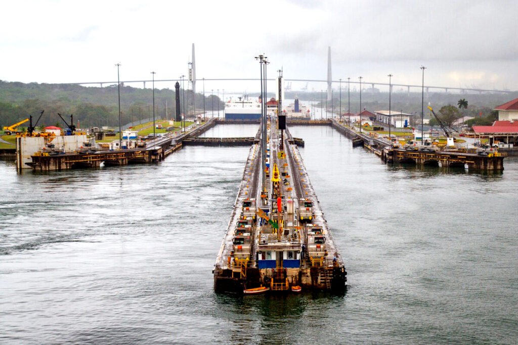 Para operar sus sistemas de esclusas, el Canal de Panamá utiliza alrededor de siete mil millones de litros de agua diariamente del lago Gatún, un embalse de agua de lluvia.