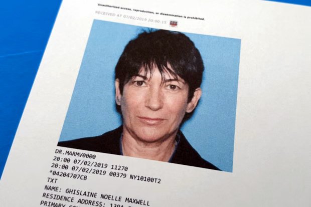 Una foto de Ghislaine Maxwell entre los documentos publicados por el Departamento de Justicia.
