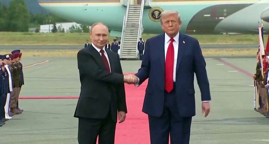Putin y Trump se dan la mano en la cumbre de Alaska.