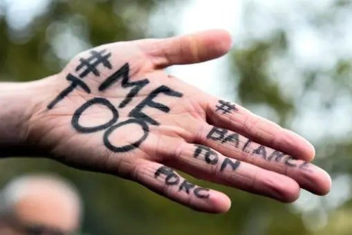 Un mensaje de apoyo al movimiento #Metoo, fotografiado durante una protesta contra la violencia sexual y de género convocada en París el 29 de octubre de 2017.