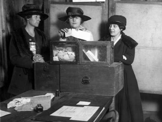 Tres sufragistas femeninas votando en Nueva York, hacia 1917.
