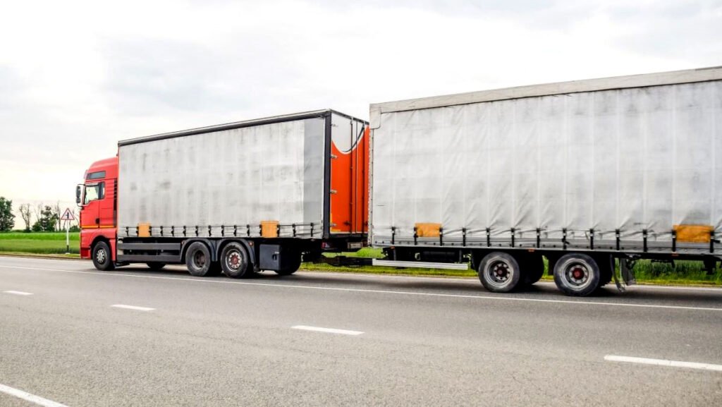 Las carreteras acogen ahora camiones de doble remolque.