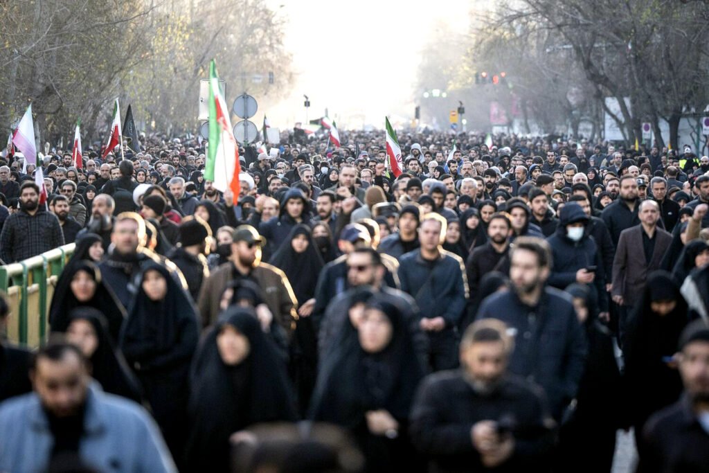 Tras el anuncio del asesinato del ayatolá Seyyed Ali Jamenei en ataques aéreos estadounidenses e israelíes, la población de Teherán salió espontáneamente a las principales calles de la ciudad para llorar su pérdida.