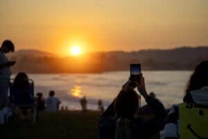 La desinformación, la información excesiva, los ideales de vida no solo afectan a los jóvenes, adultos también se están dejando influenciar por bulos, fake news y mensajes que tienen como fin crear realidades distorsionadas.