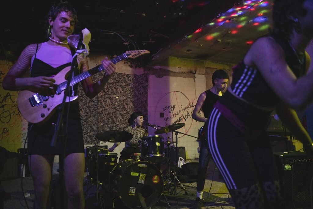 Martina tiene una vida social y política muy activa. Es miembro activo de un centro social del sur de Madrid donde participa en un grupo de consumo, entrena en deportes de contacto y ensaya con su grupo punk.