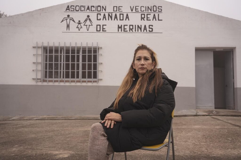 Vanessa es una mujer de unos 40 años que, junto a su pareja y sus tres hijos en edad escolar, vive en la larga calle que se abre paso entre las casas del sector 2 de la Cañada Real (Vicálvaro, Madrid), que las instituciones tildan de “asentamientos ilegales”. Las viviendas se desarrollan alrededor de la vía pecuaria, y una parte de las casas son ilegales, aun existiendo, en muchos casos, desde hace más de 20 años. La zona es “muy apetecible” a nivel inmobiliario: al lado del sector 2 de la Cañada se ha levantado el barrio de El Cañaveral, con sus grandes avenidas y edificios modernos. 