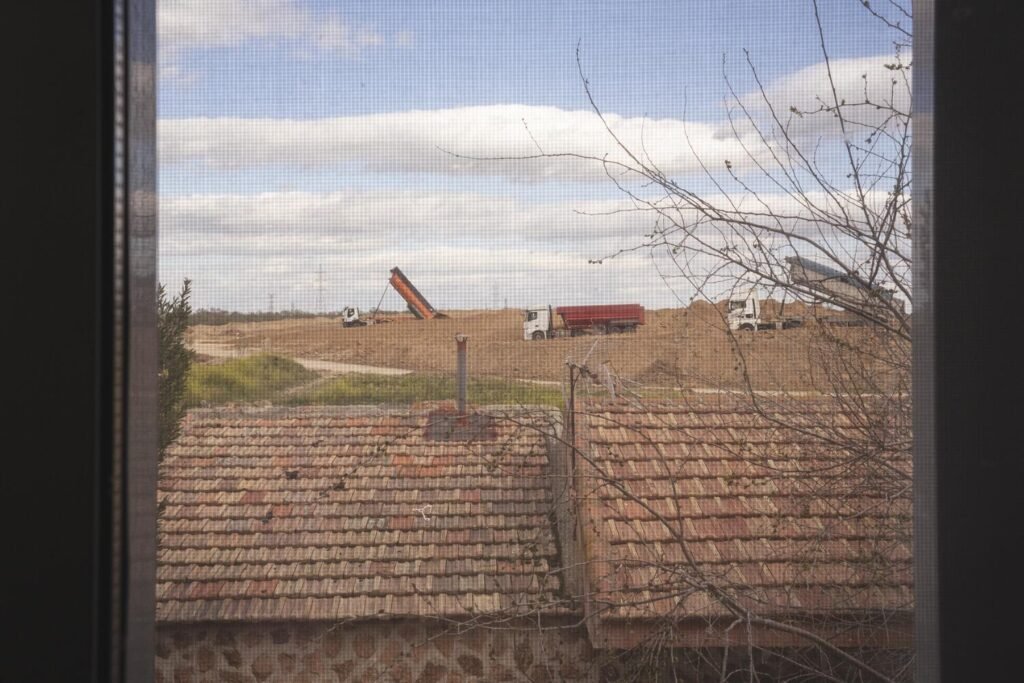 En los últimos años, muchas ventanas de Cañada Real se asoman al nuevo barrio en construcción: Los Cerros. La casa de Vanessa es una vivienda de tres plantas en la que viven, en distintos pisos, sus padres y su hermano.