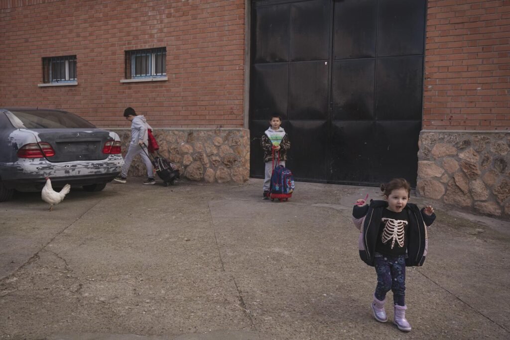 Según el estudio “Perspectiva de Género en el Transporte y la Movilidad”, en la Comunidad de Madrid “se aprecian diferencias significativas por género, de manera que tienen mucha más participación las mujeres en los desplazamientos por los motivos “acompañamiento a personas”, “compras” y “médico”, y los hombres algo más de participación por los motivos “trabajo”, “gestión del trabajo” y “deporte/pasear”. 