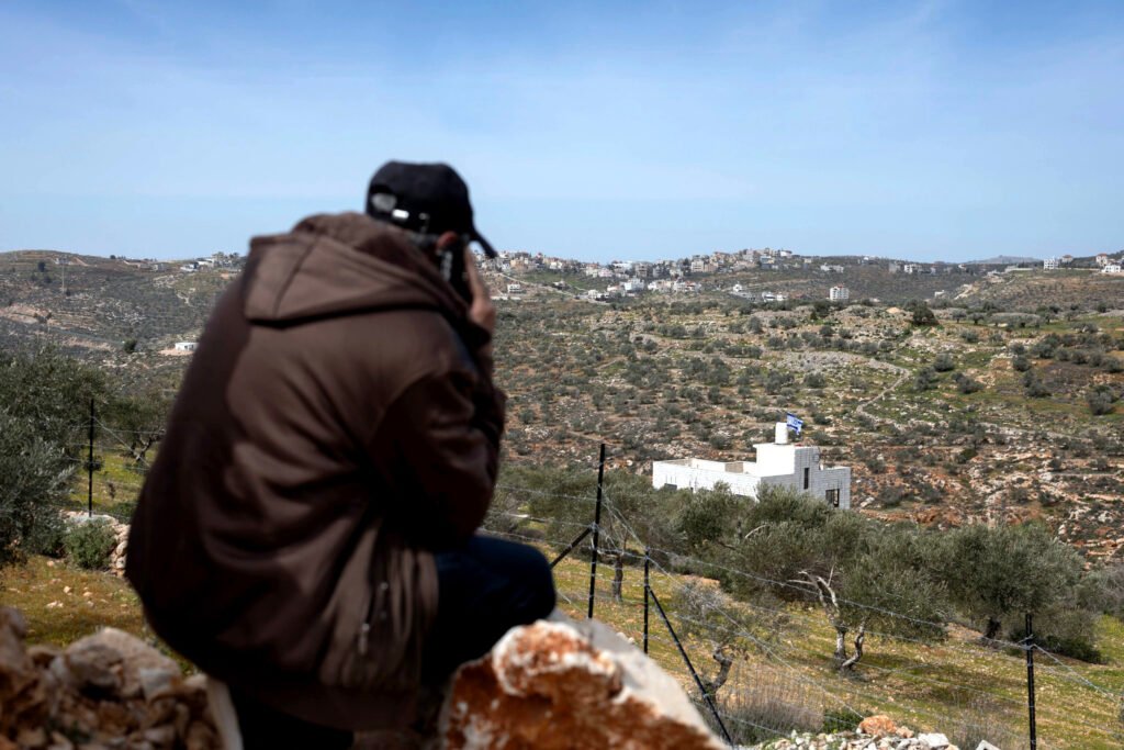 Ahed Khatib observa desde lejos su casa, ocupada por colonos, en la zona B cerca de Aqarba.