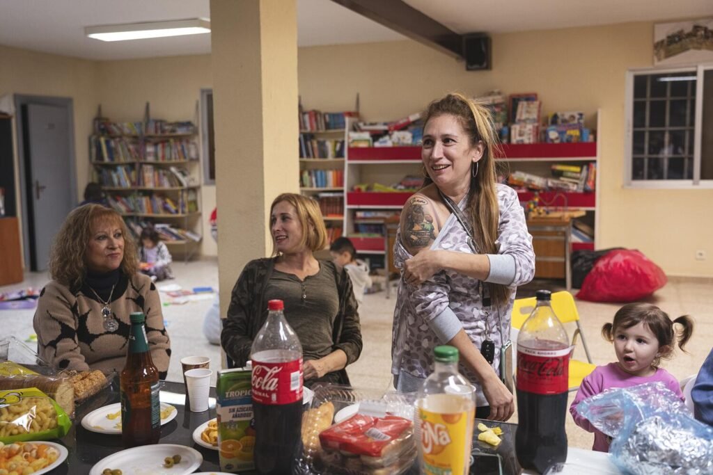 Vanessa es presidenta de la asociación de vecinos de su barrio, con la que ha conseguido, entre otras cosas, que llegue un autobús al sector 2 y 3 de la Cañada. Este espacio es fundamental para todos los vecinos, pero sobre todo para mujeres y niños, ya que aquí se desarrollan todo tipo de actividades, desde las tareas escolares a apoyo legal relacionado con sus casas.