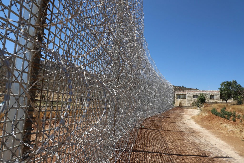 La valla que divide la aldea de Sinjil, en Cisjordania, al norte de Ramallah, 25 de junio de 2025.