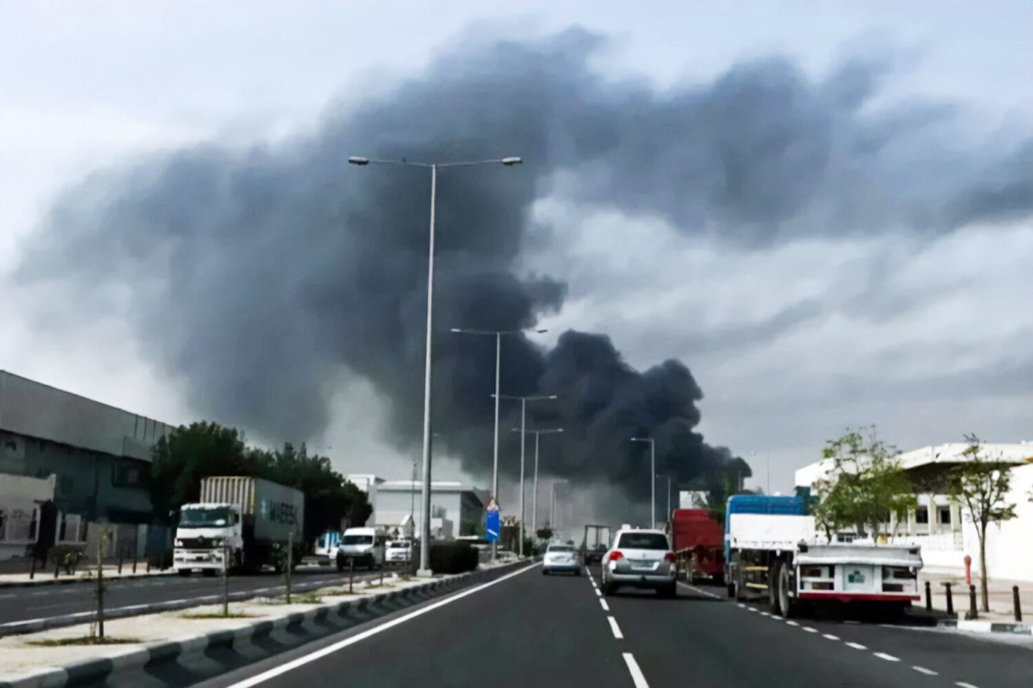 Irán ataca la embajada de Estados Unidos en Arabia Saudi y cierra el Estrecho de Ormuz