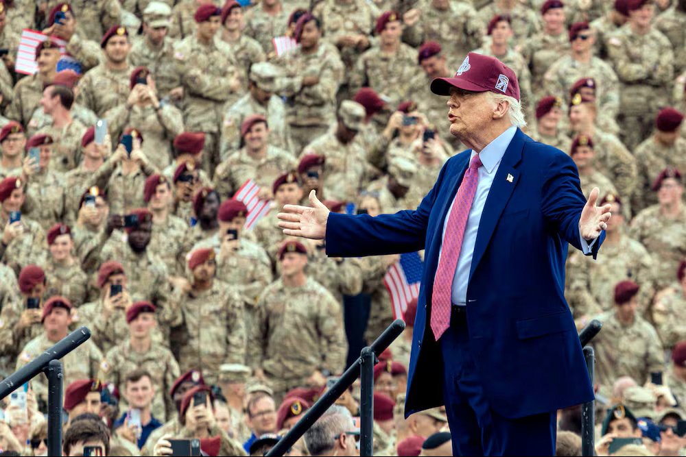 Donald Trump da un discurso frente a las tropas durante la conmemoración del 250 aniversario de la base de Fort Bragg, en Carolina del Norte, en junio del año pasado.